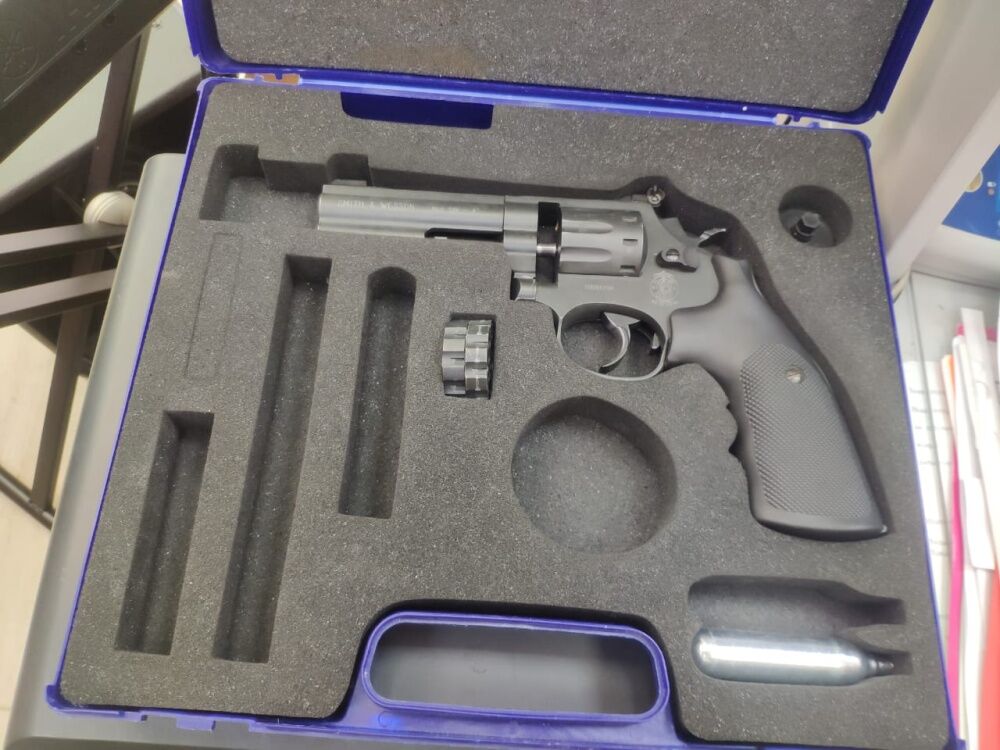 Пневматический пистолет UMAREX Smith Wesson 586
