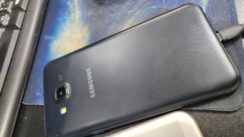 Смартфон Samsung J7 NEO