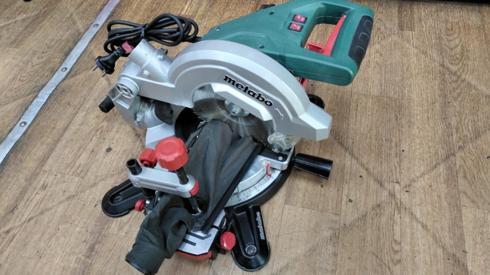 Торцовочная пила Metabo KS216M