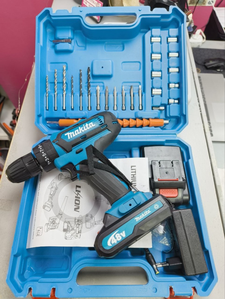 Шуруповерт Makita c набором