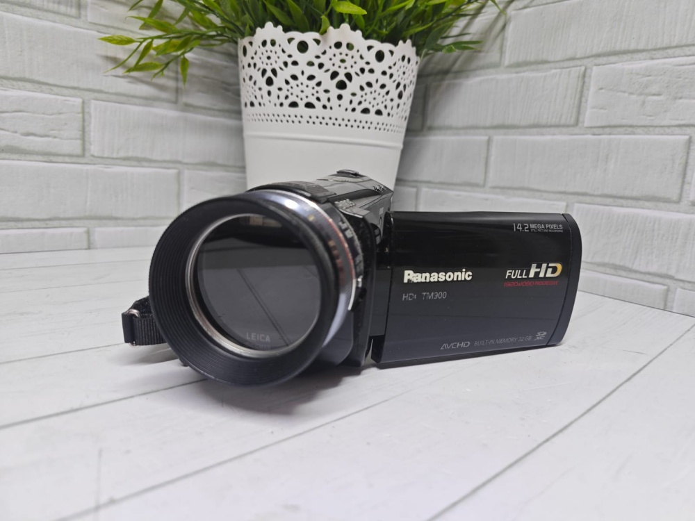 Видеокамера Panasonic HDCTM900