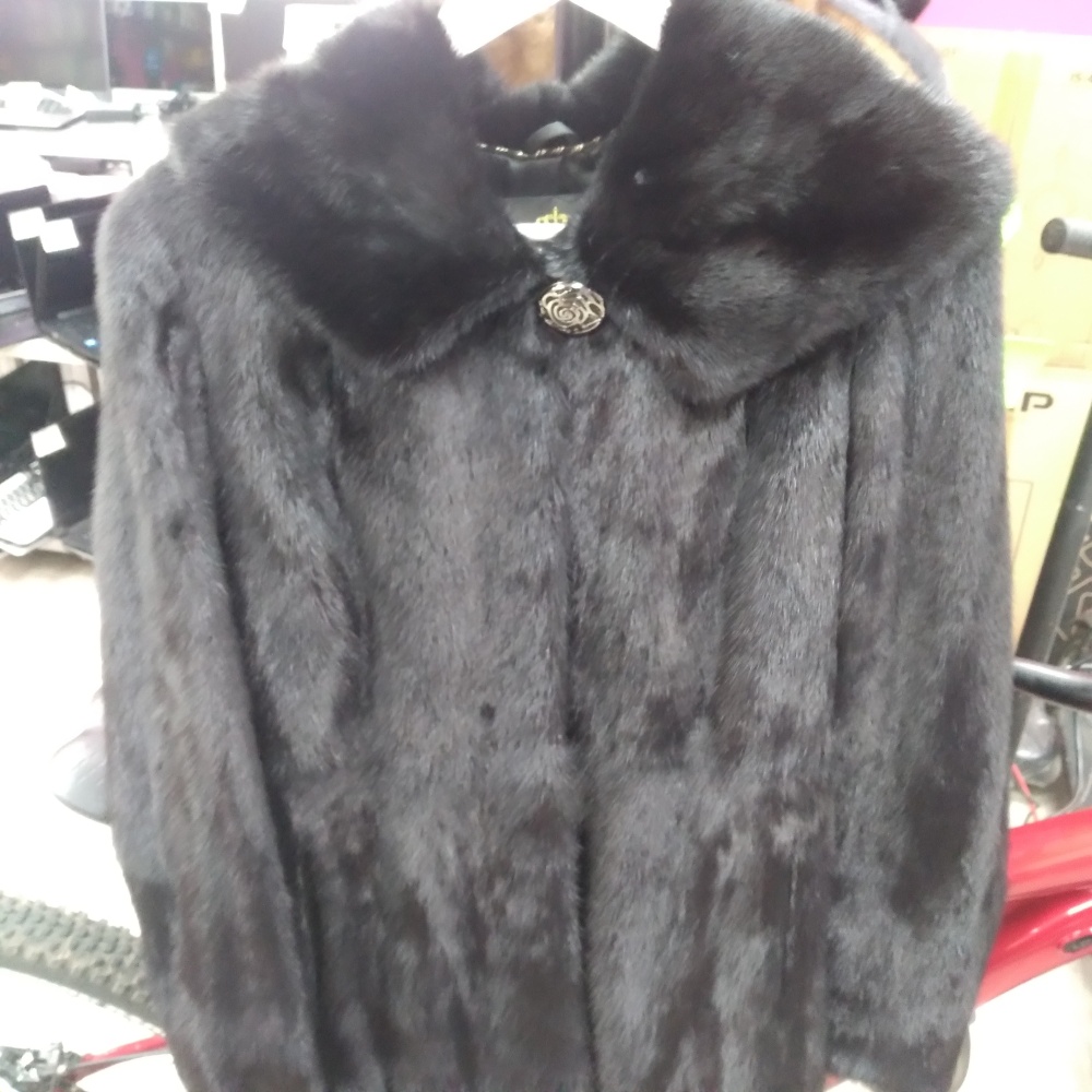 Шуба черная с капюшоном и ремнем