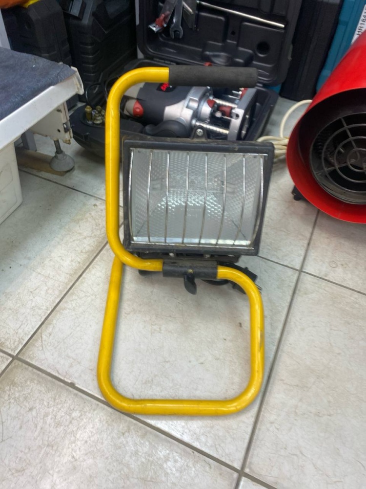 Галогеновый прожектор на подставке.