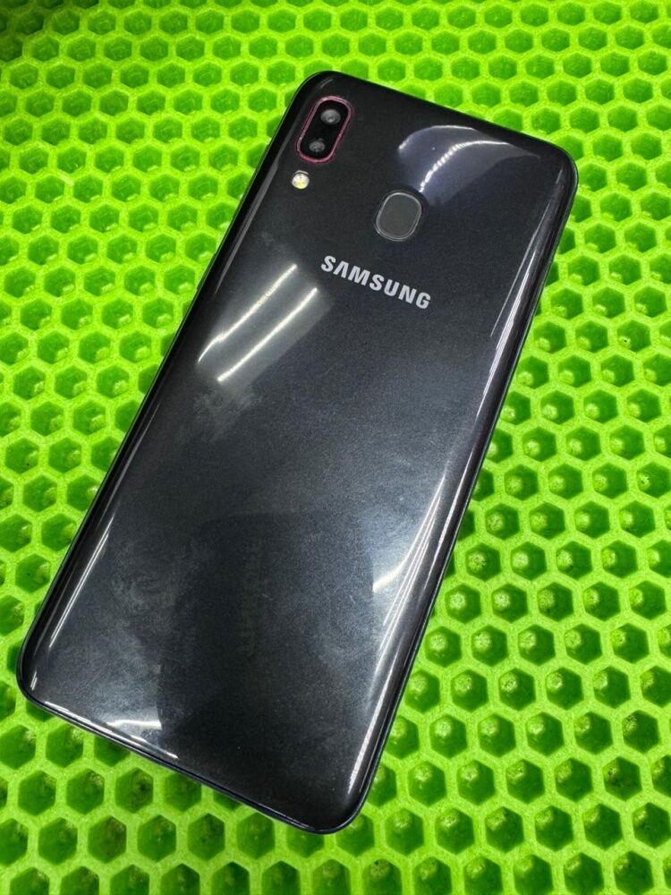 Смартфон Samsung A20 3/32GB