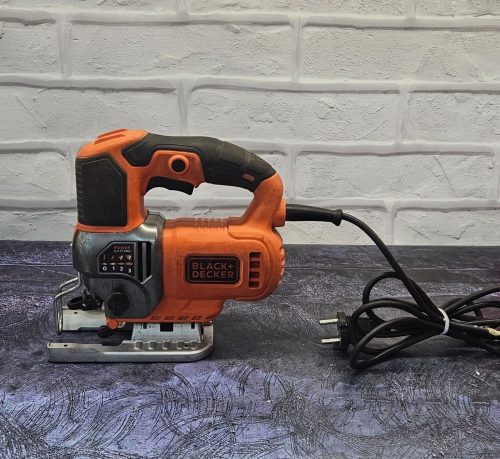 Лобзик Black Decker BES610