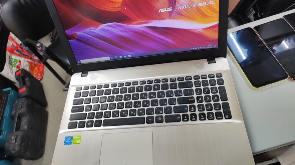 Ноутбук ASUS