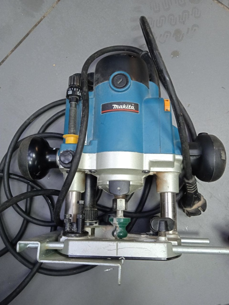 Фрезер Makita RP1110C