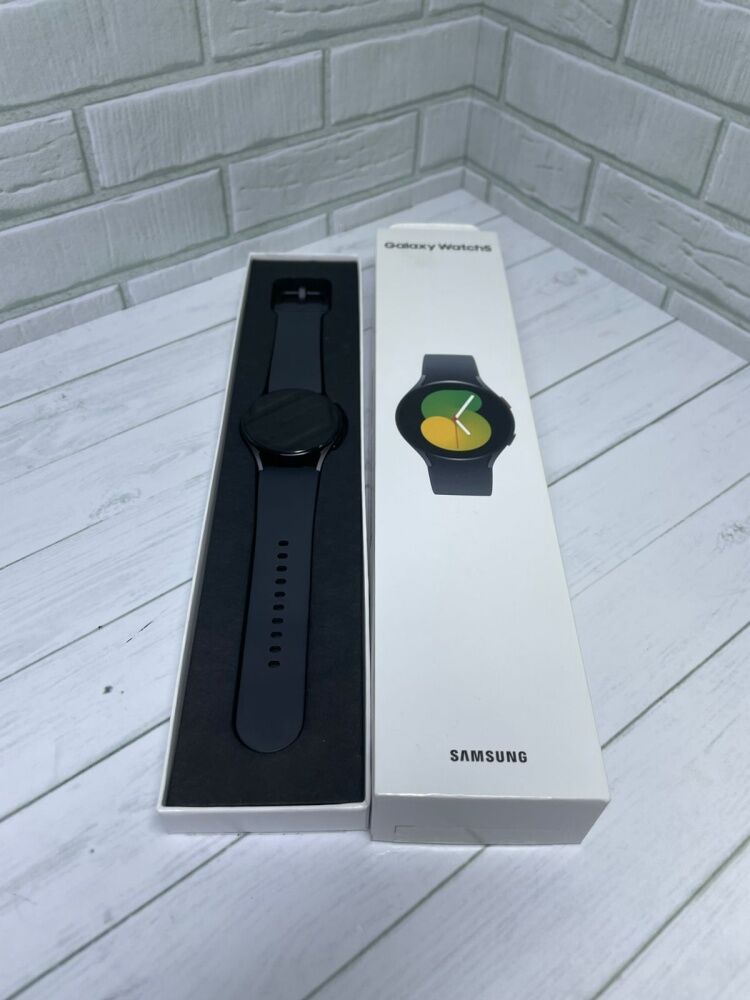 Часы смарт Samsung Watch5 40