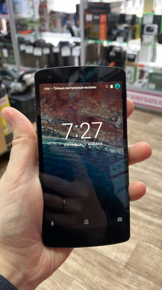 Мобильный телефон LG Nexus 5