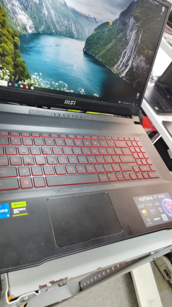 Ноутбук MSI