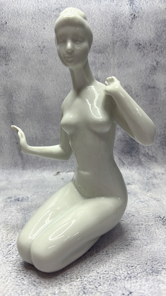Фарфоровая статуэтка "Обнаженная девушка" Royal Dux Чехословакия 1960-е