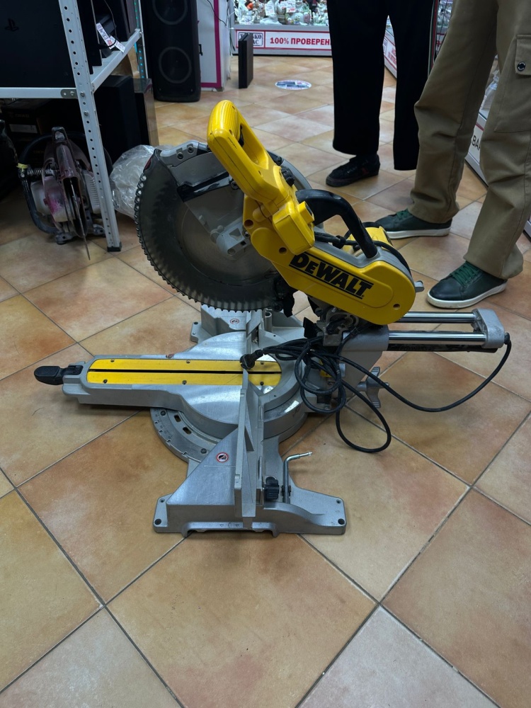 Торцовочная пила Dewalt DWS780