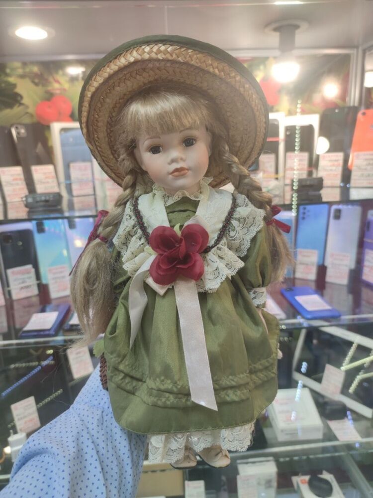 Кукла фарфоровая