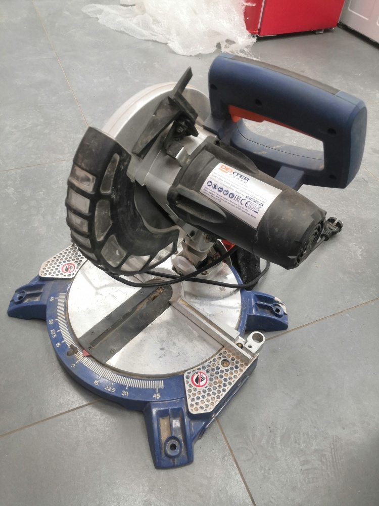 Торцовочная пила DEXTER j1G