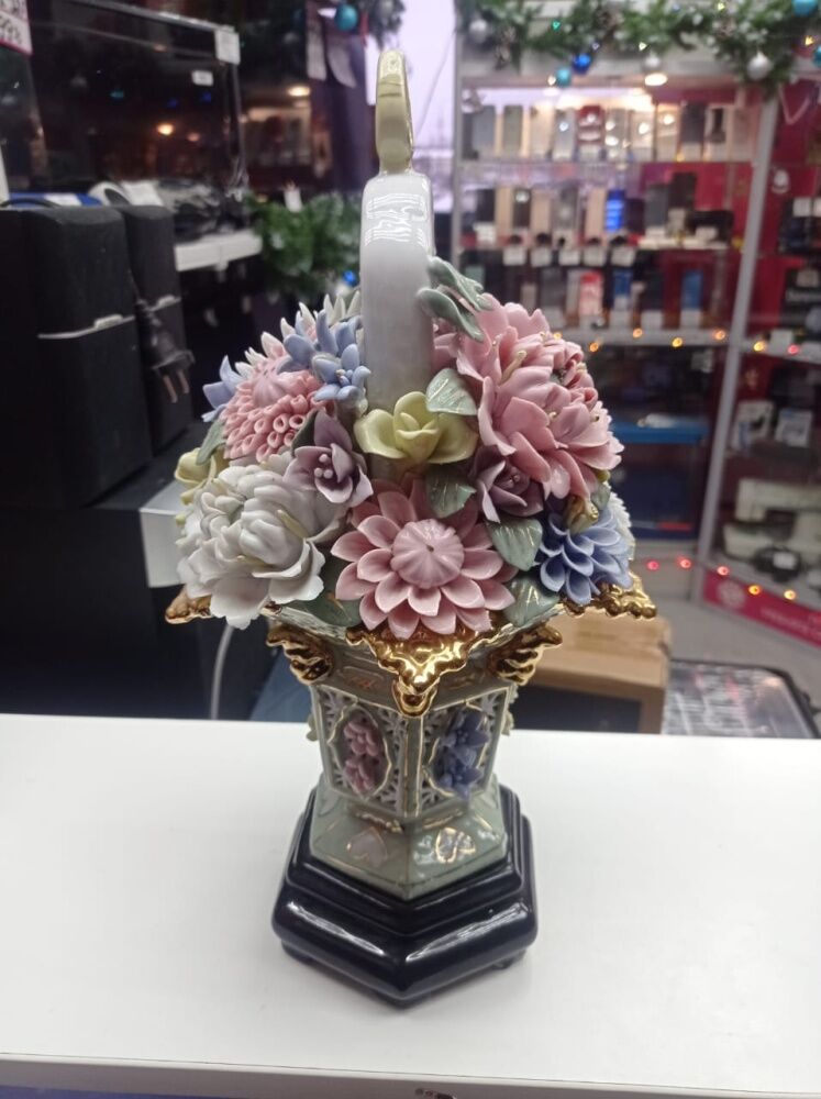 статуэтка ,,ваза с цветам,,