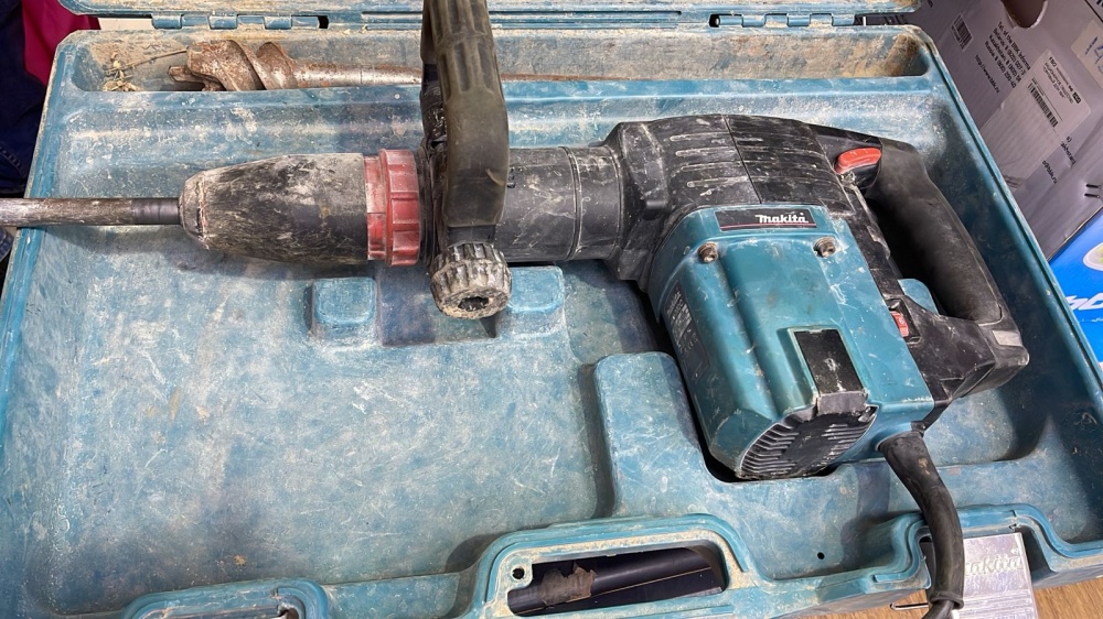 Отбойный молоток Makita HM 1202C