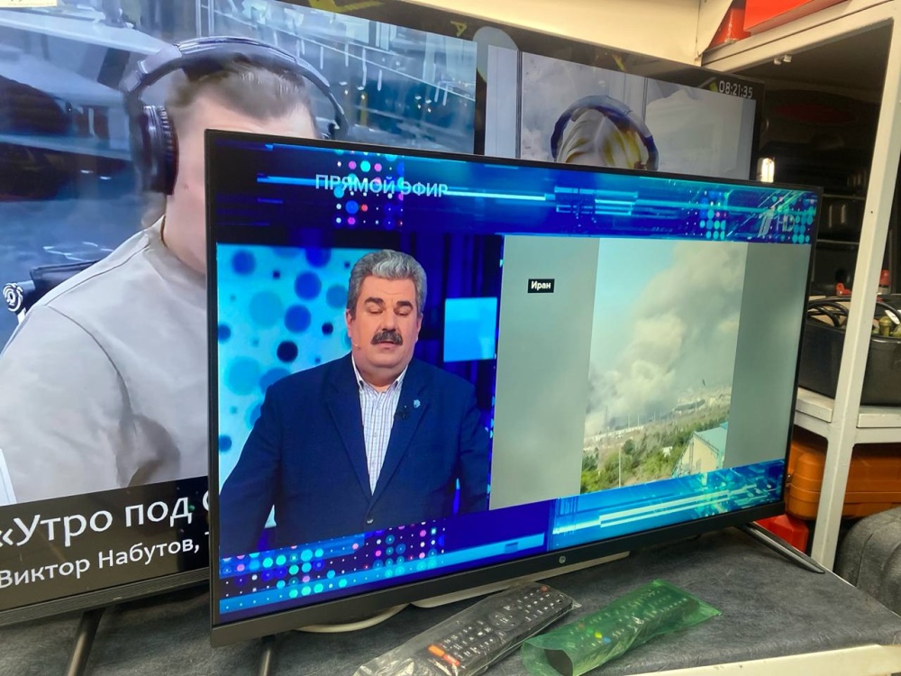 Телевизор Hi 32"