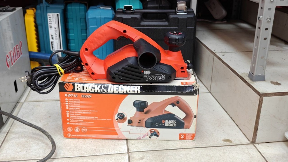 Рубанок Black Decker KW712