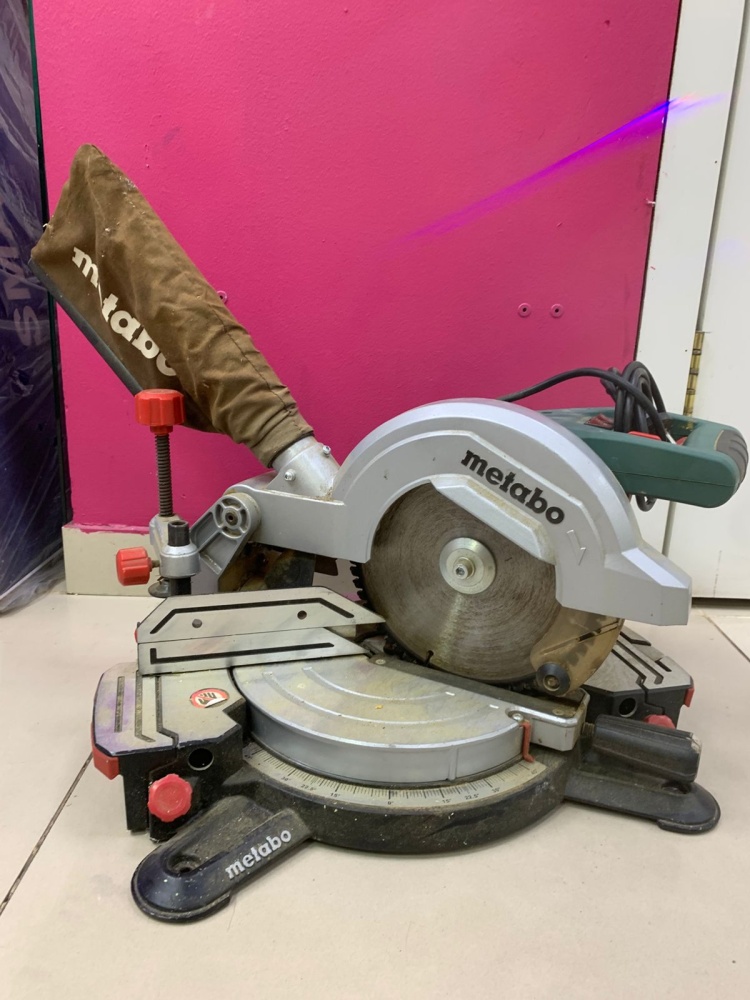 Торцовочная пила Metabo KS216M