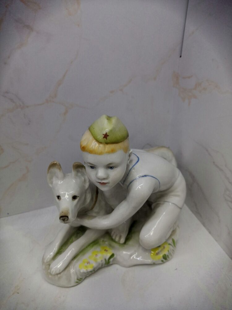 Статуэтка Мальчик с собакой