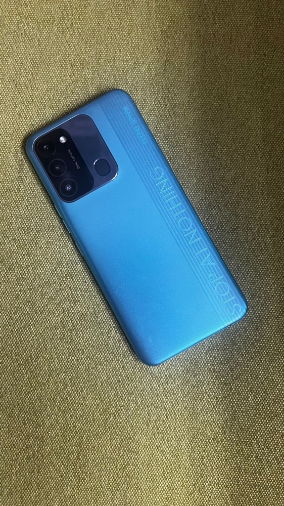 Мобильный телефон Tecno Spark 8C 4/64 ГБ