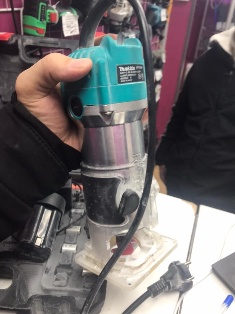 Фрезер MAKITA MT3709A