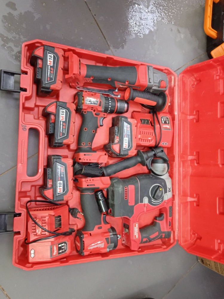 Набор инструментов Milwaukee 4 в 1,4 акб, 2 зарядки