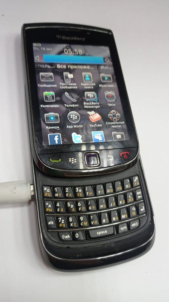 Мобильный телефон Blackberry слайдер