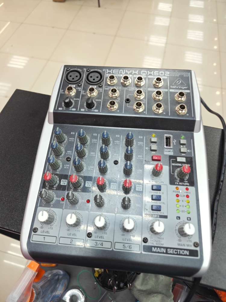Контроллер Behringer Xenyx QX602