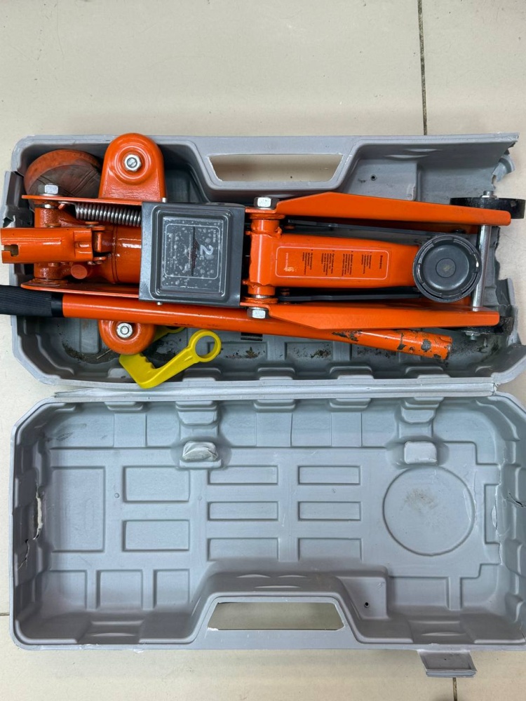 Домкрат гидравлический подкатной 2т